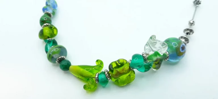 Halskette aus Muranoglas, Perlen in verschiedenen grünen und transparenten Formen Halskette aus Muranoglas, Perlen in verschiedenen grünen und transparenten Formen